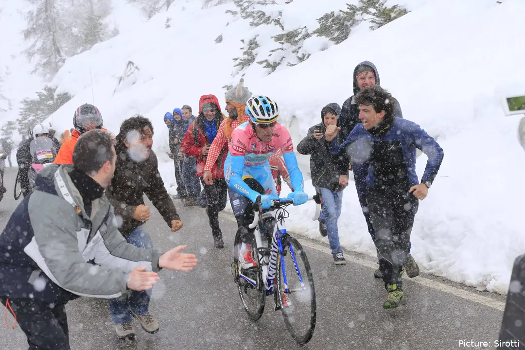 Vincenzo Nibali erklimmt die verschneiten Tre Cime di Lavaredo beim Giro d'Italia 2013