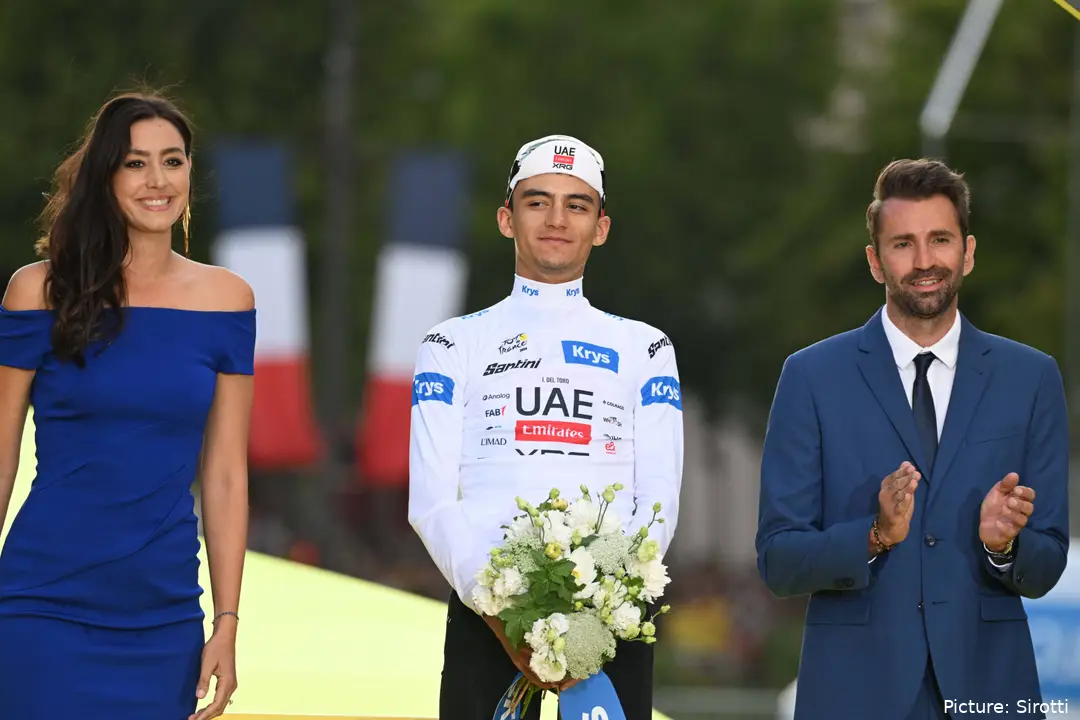 Isaac del Toro auf dem Podium der Tour de France 2026.