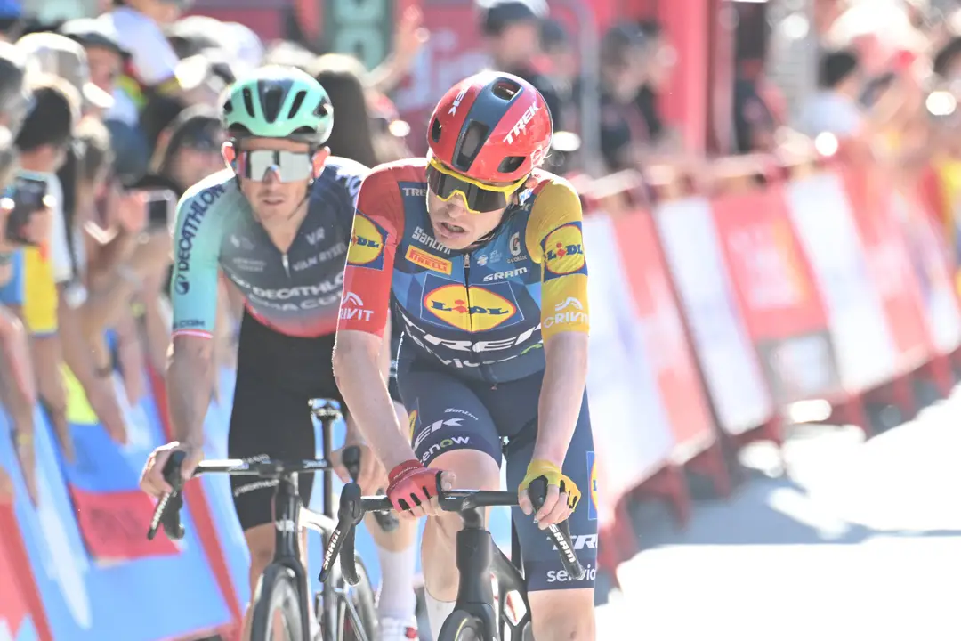 Mattias Skjelmose überquert die Ziellinie auf Etappe 4 der Vuelta a España 2026