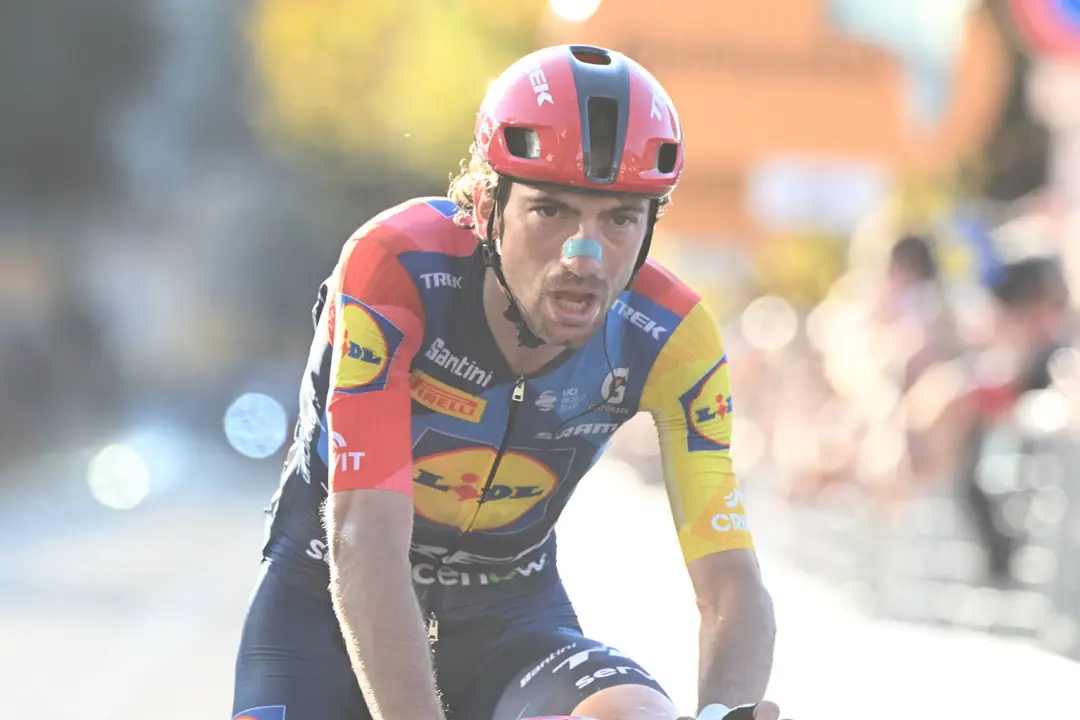 Giulio Ciccone überquert bei der Lombardei-Rundfahrt 2026 die Ziellinie.