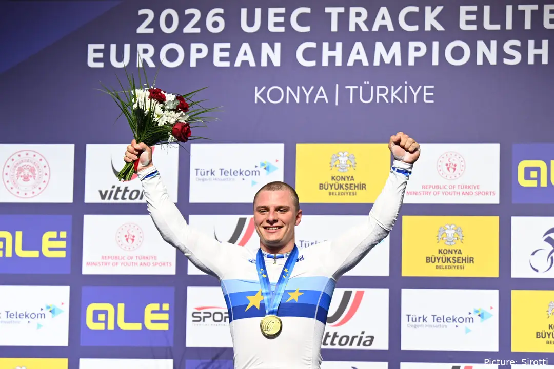 Matthew Richardson jubelt auf dem Podium.