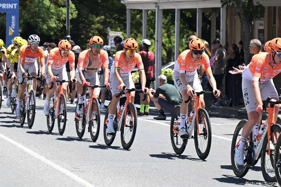 INEOS reed de dag bij de kop van het peloton met Welsford en leider Sam Watson