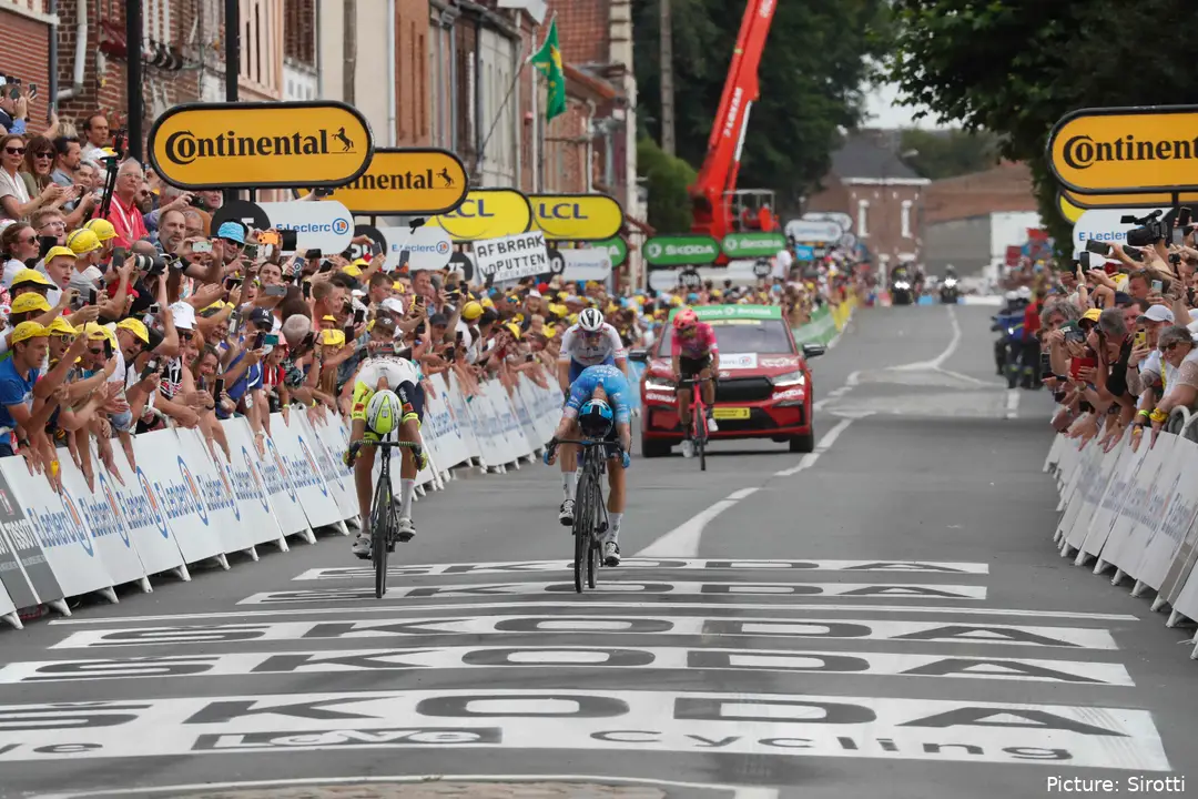 Simon Clarke klopt Taco van der Hoorn in de sprint en wint rit 5 van de Tour de France 2022