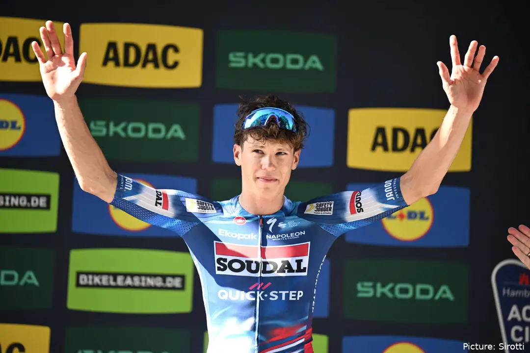Paul Magnier juichend op het podium