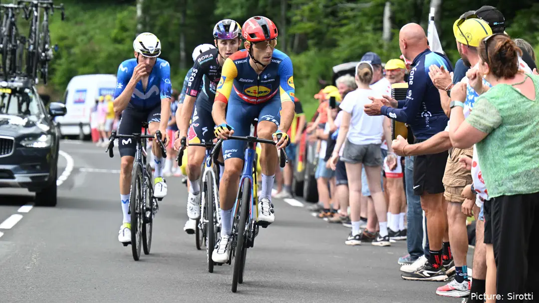 Carlos Verona klaar om in de bergen voor kopman Juan Ayuso te werken