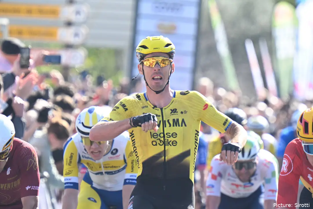Christophe Laporte balt de vuist bij zijn zege in etappe 1 van de Vuelta a Andalucia 2026