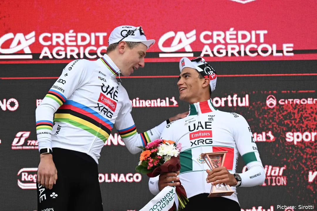 Tadej Pogacar en Isaac del Toro omhelzen elkaar op het podium na Strade Bianche 2026
