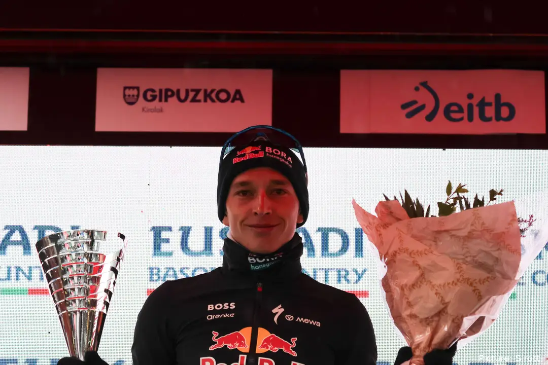 Florian Lipowitz op het podium bij de Ronde van Baskenland 2026