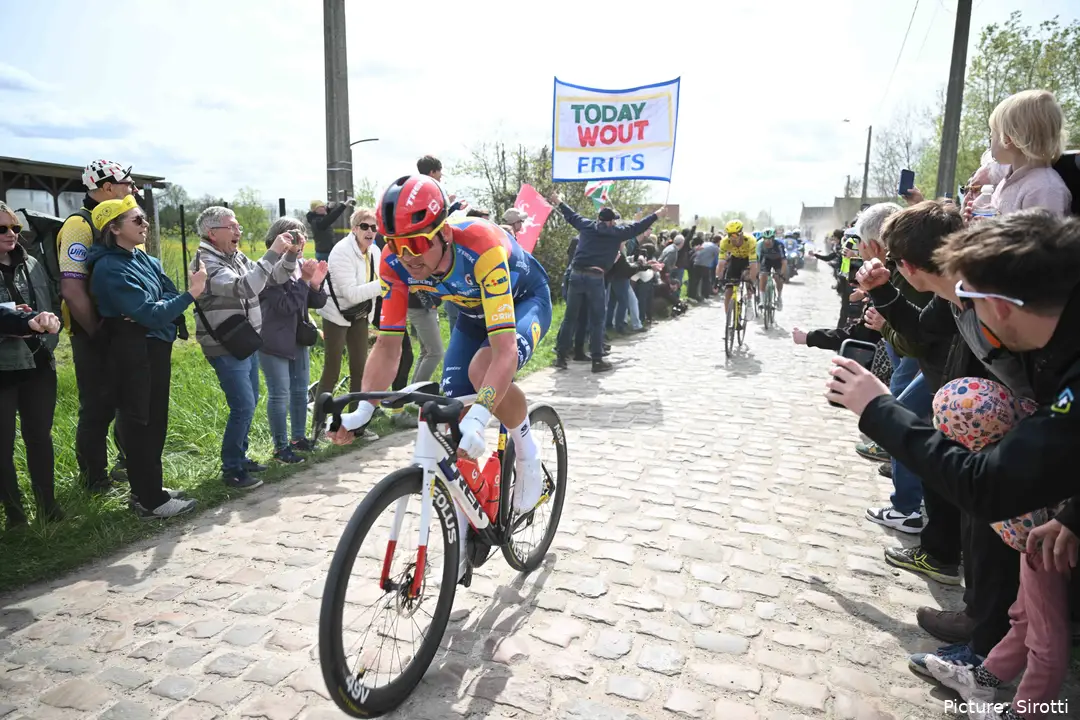 Mads Pedersen tijdens Parijs-Roubaix 2026