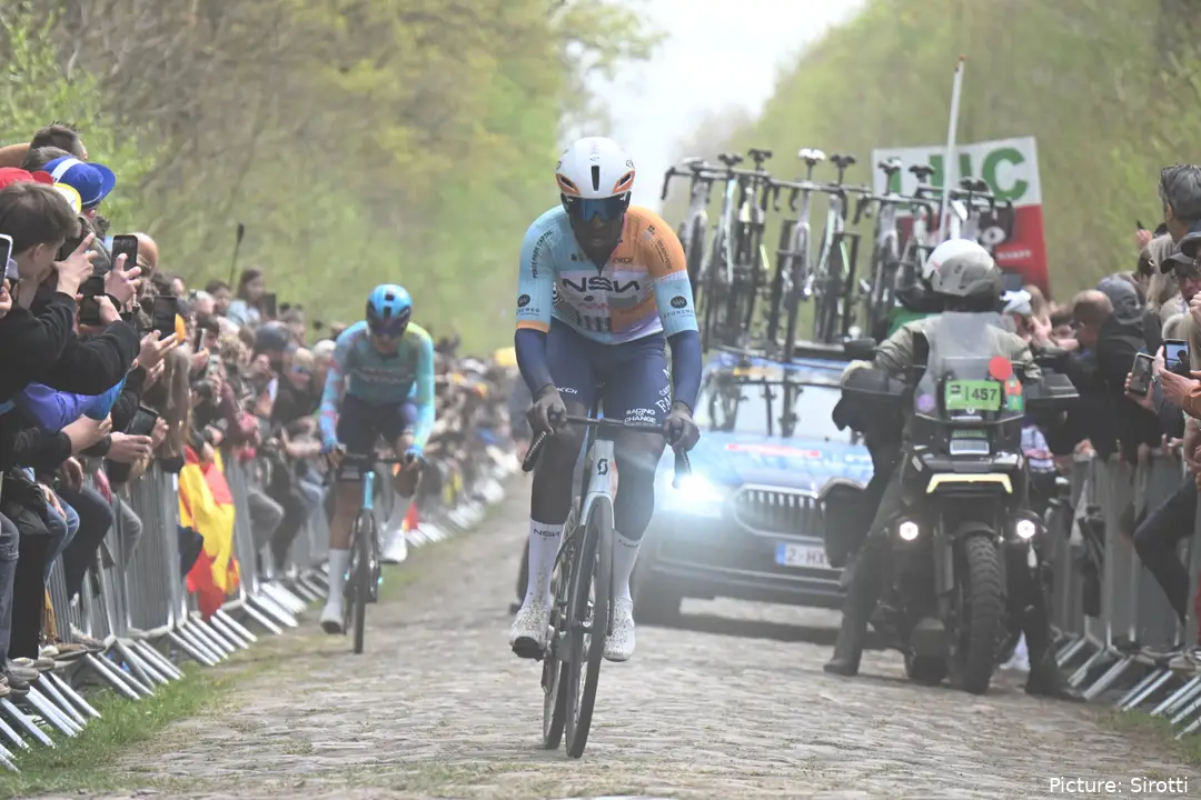 Biniam Girmay tijdens Paris-Roubaix 2026