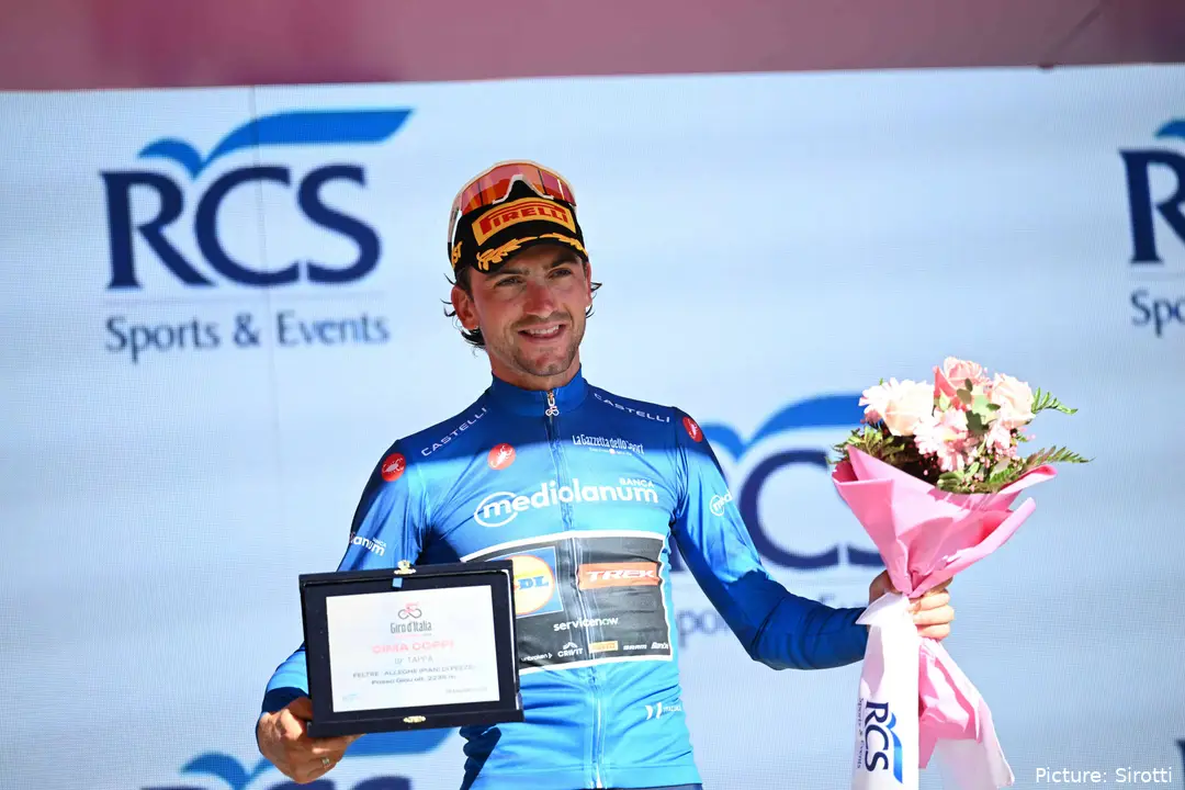 Giulio Ciccone op het podium van de Giro d'Italia 2026