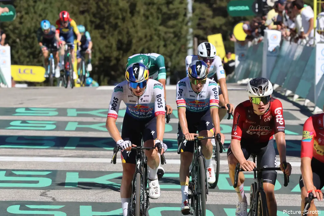 Remco Evenepoel en Florian Lipowitz finishen samen in de Tour de France 2026