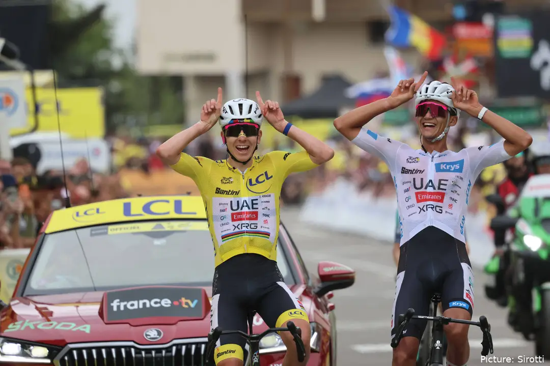 Tadej Pogacar en Isaac del Toro vieren op Alpe d’Huez na het podium van de Tour de France.