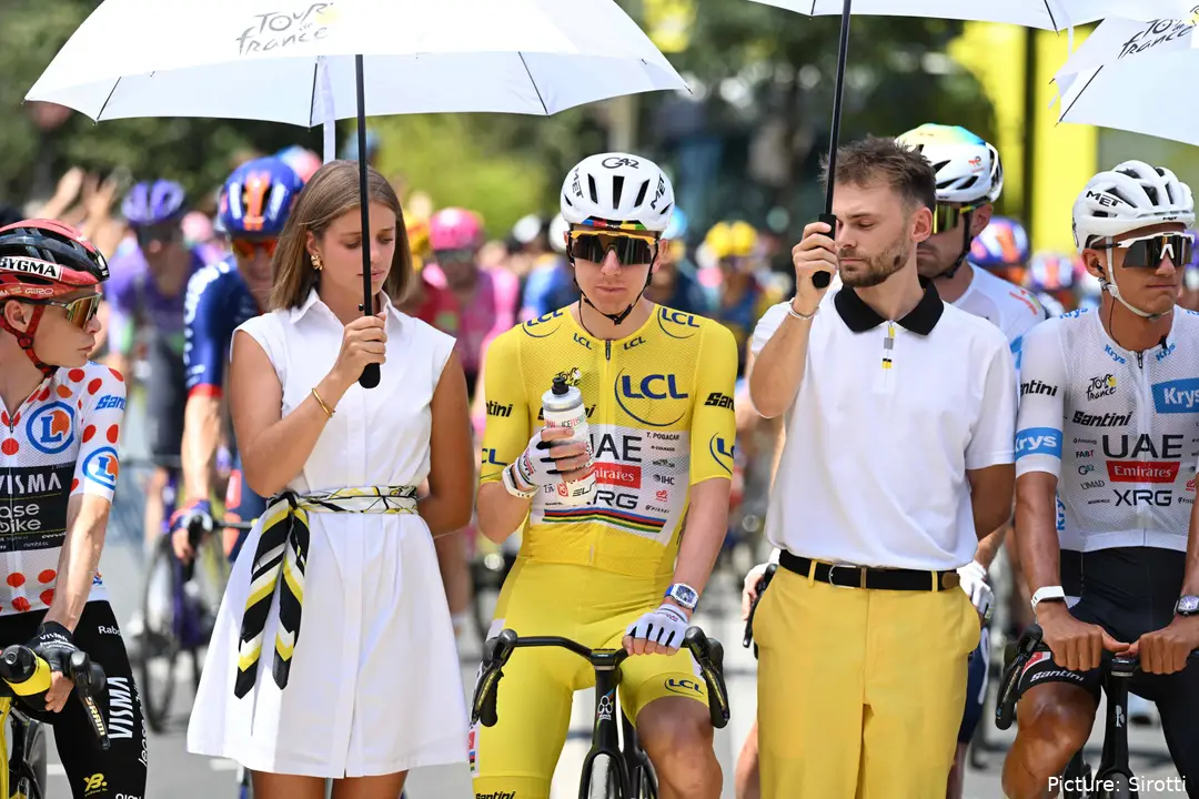 Tadej Pogacar zoekt schaduw tijdens de hittegolf in de Tour de France 2026