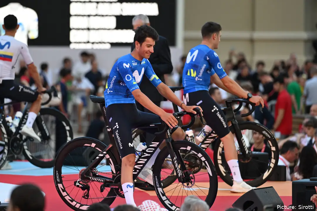 Cian Uijtdebroeks bij de La Vuelta-presentatie in Monaco