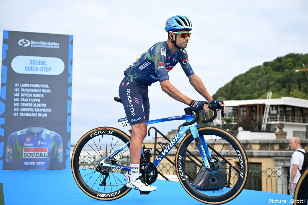 Mikel Landa voor de start van de Clasica San Sebastian 2026
