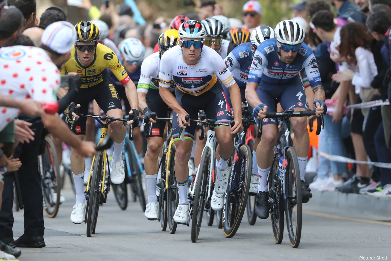 Mattia Cattaneo, tirando de Remco Evenepoel en la Volta a Catalunya 2023