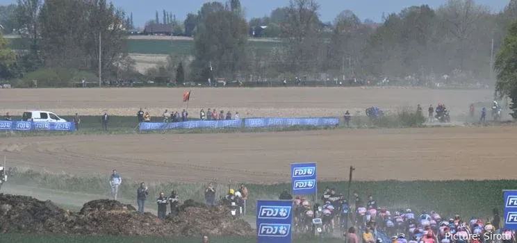 2022 Paris-Roubaix pelotón. @Sirotti