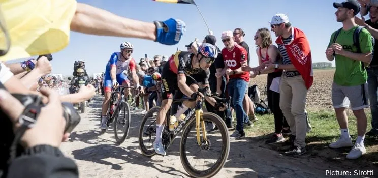 Wout van Aert y Stefan Küng ruedan en el Carrefour de l'Arbre en la 2022 Paris-Roubaix. @Sirotti
