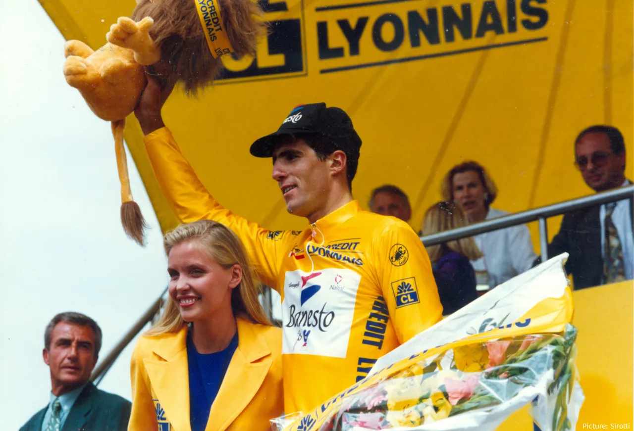 Miguel Indurain, con el maillot amarillo del Tour de Francia