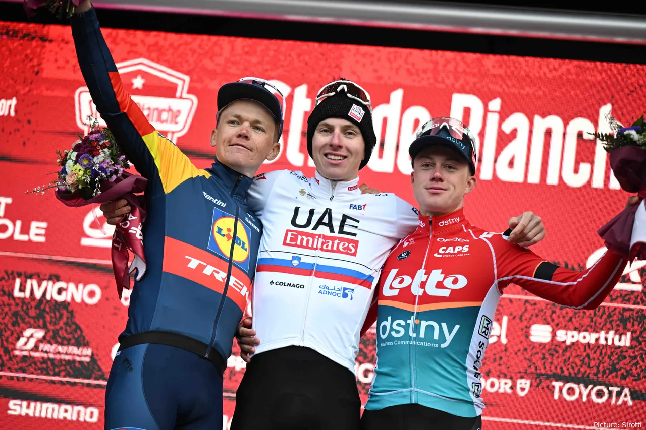 Van Gils (R) terminó en el podio de Strade Bianche