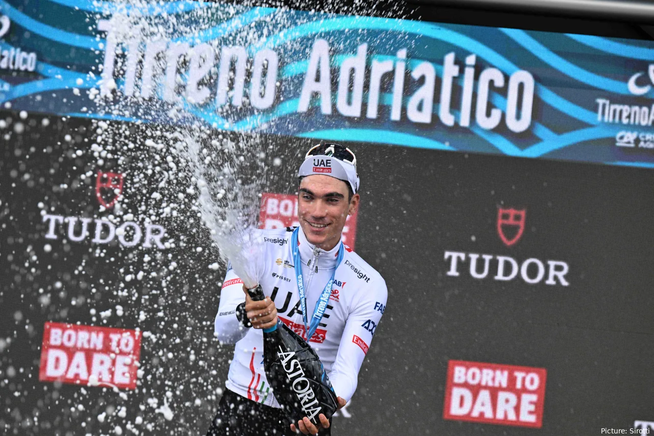 Juan Ayuso en el podio de la Tirreno Adriático 2024