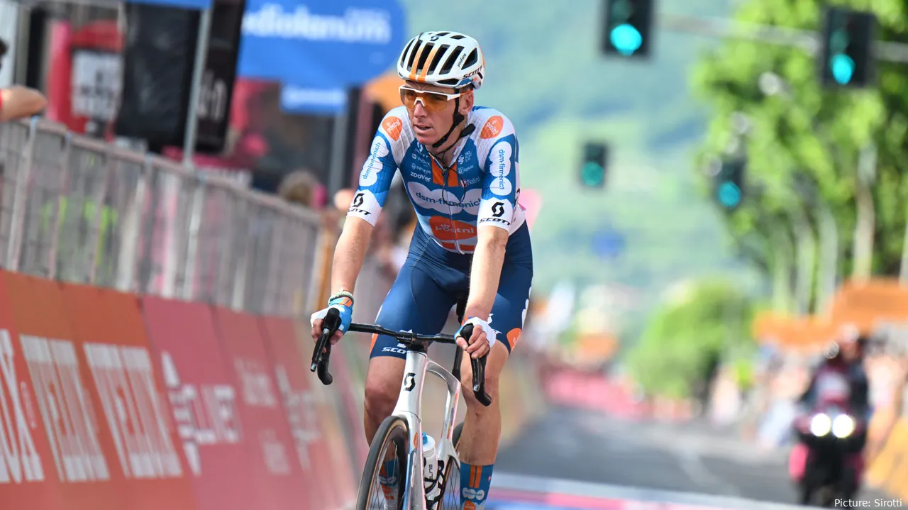 Romain Bardet, líder del DSM en el Giro.