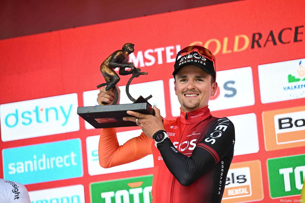 Tom Pidcock en el podio de la Amstel Gold Race