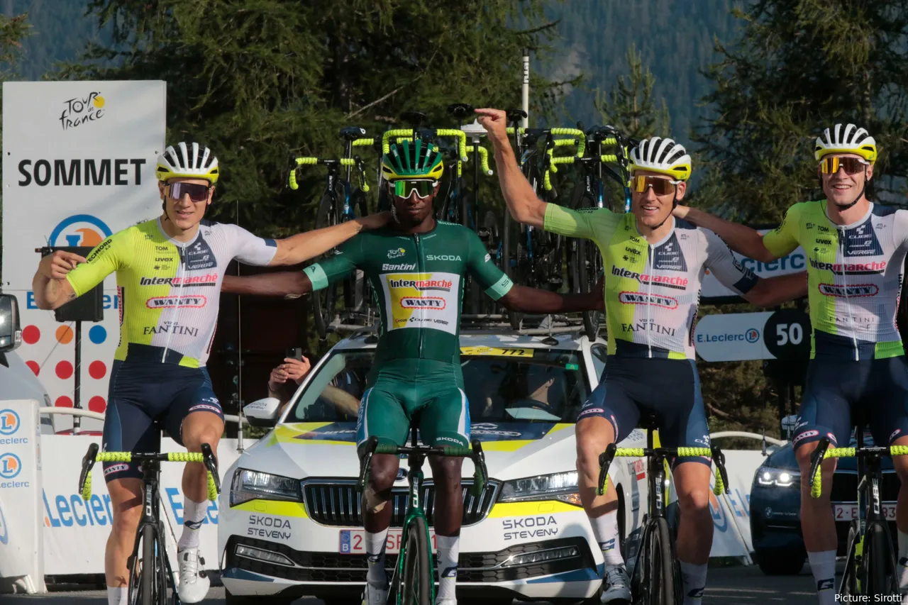 Girmay celebra con sus compañeros su histórica victoria con el maillot verde