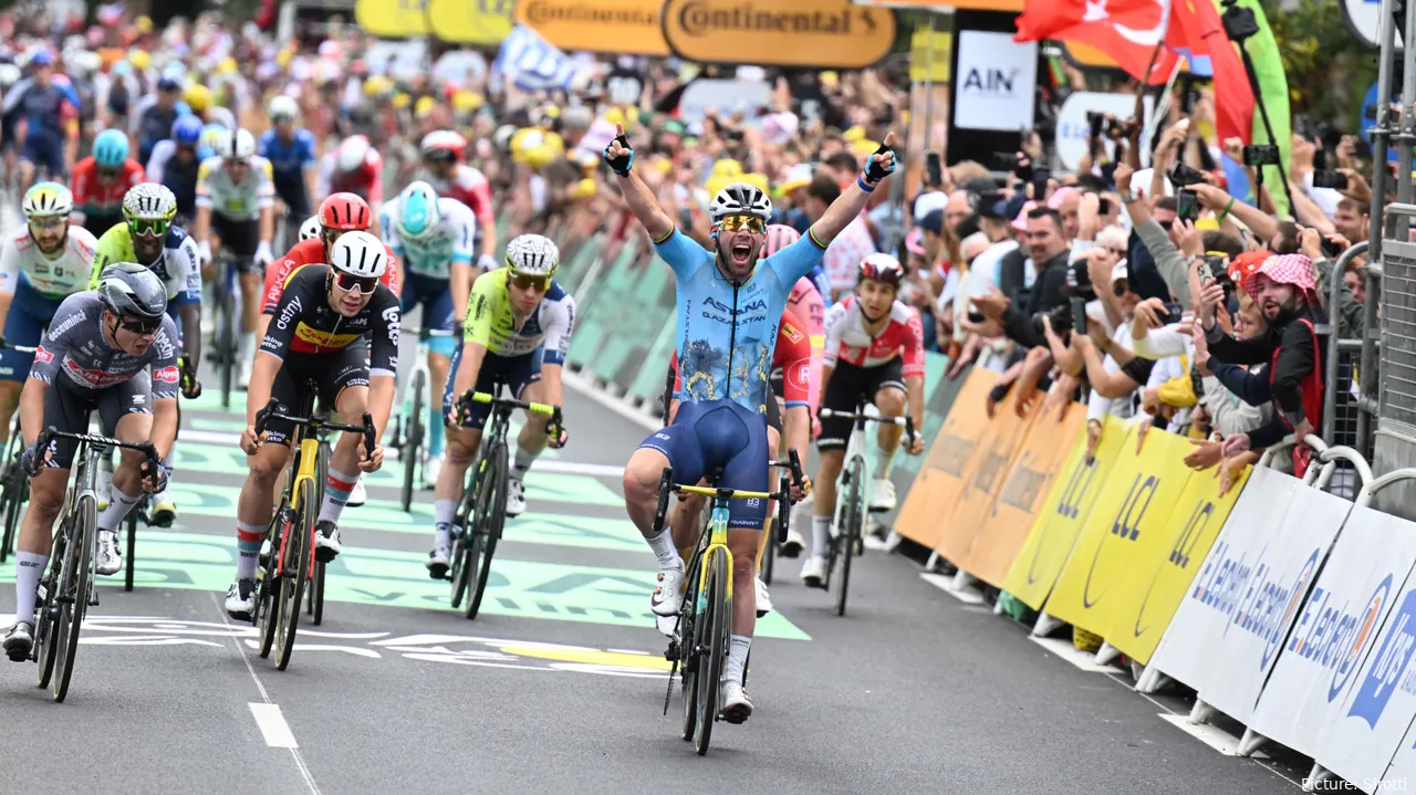 Cavendish celebra su récord de 35 victorias de etapa en el Tour de Francia