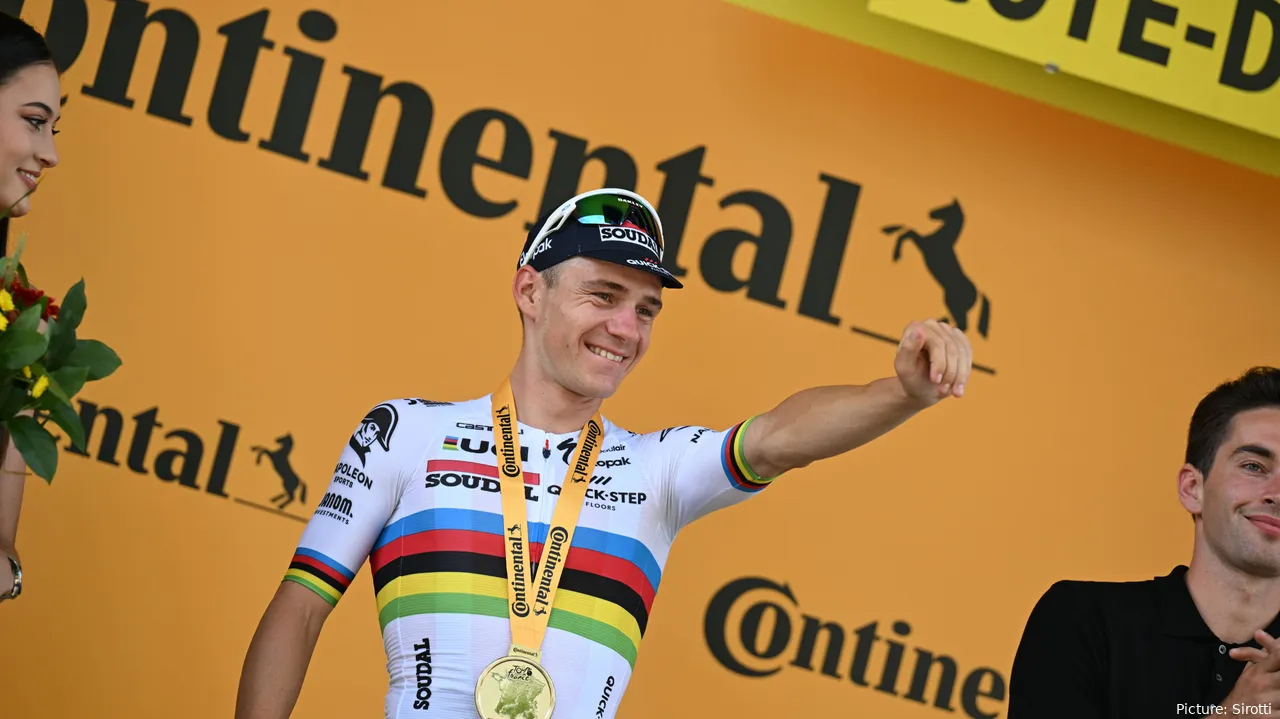 Remco Evenepoel en el podio tras su primera victoria de etapa en el Tour de Francia