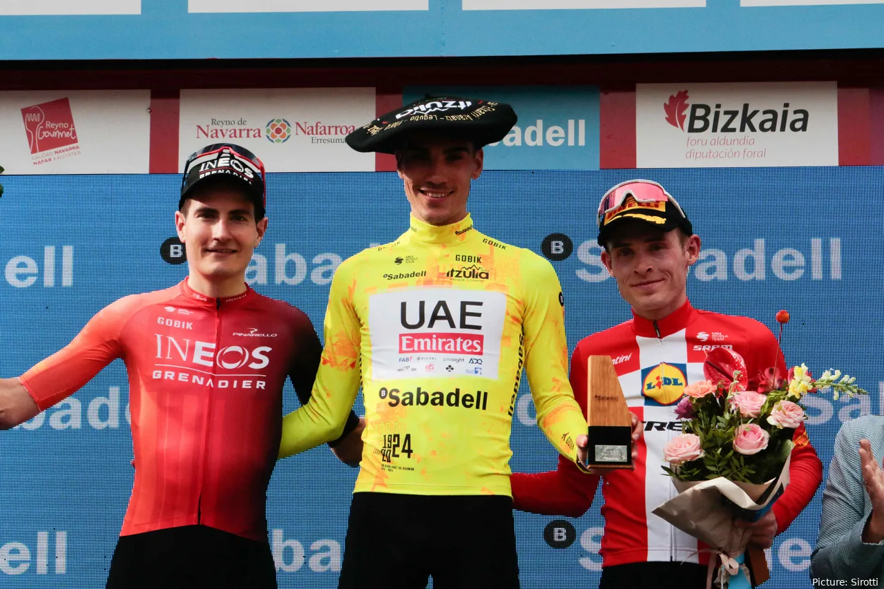 Juan Ayuso ganó la Itzulia 2024, acompañado en el podio por Carlos Rodríguez y Mattias Skjelmose. @Sirotti