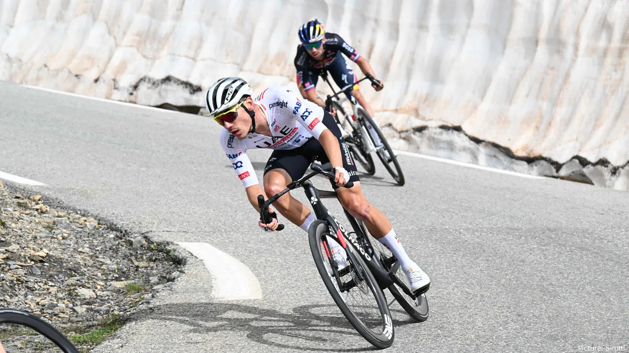 Juan Ayuso es otro ciclista del UAE que podría irse a otro sitio para escapar de la sombra de Pogacar