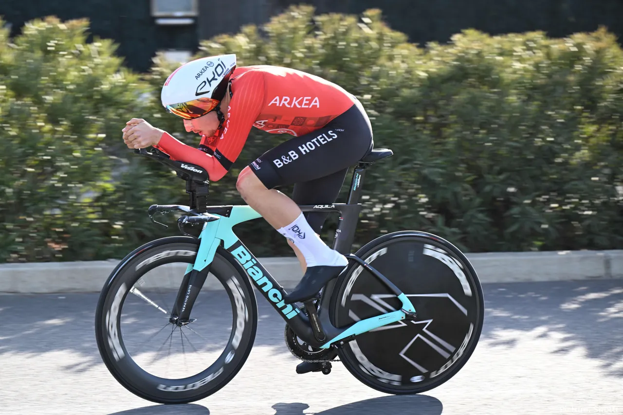 Kévin Vauquelin terminó 5º en la primera contrarreloj del Tour de Francia 2025 y se colocó 3º en la general tras cinco etapas