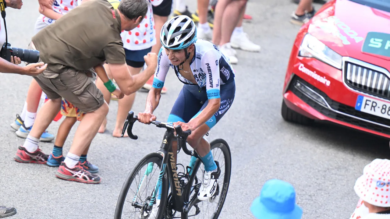 Santiago Buitrago está sufriendo en este Critérium du Dauphiné 2025
