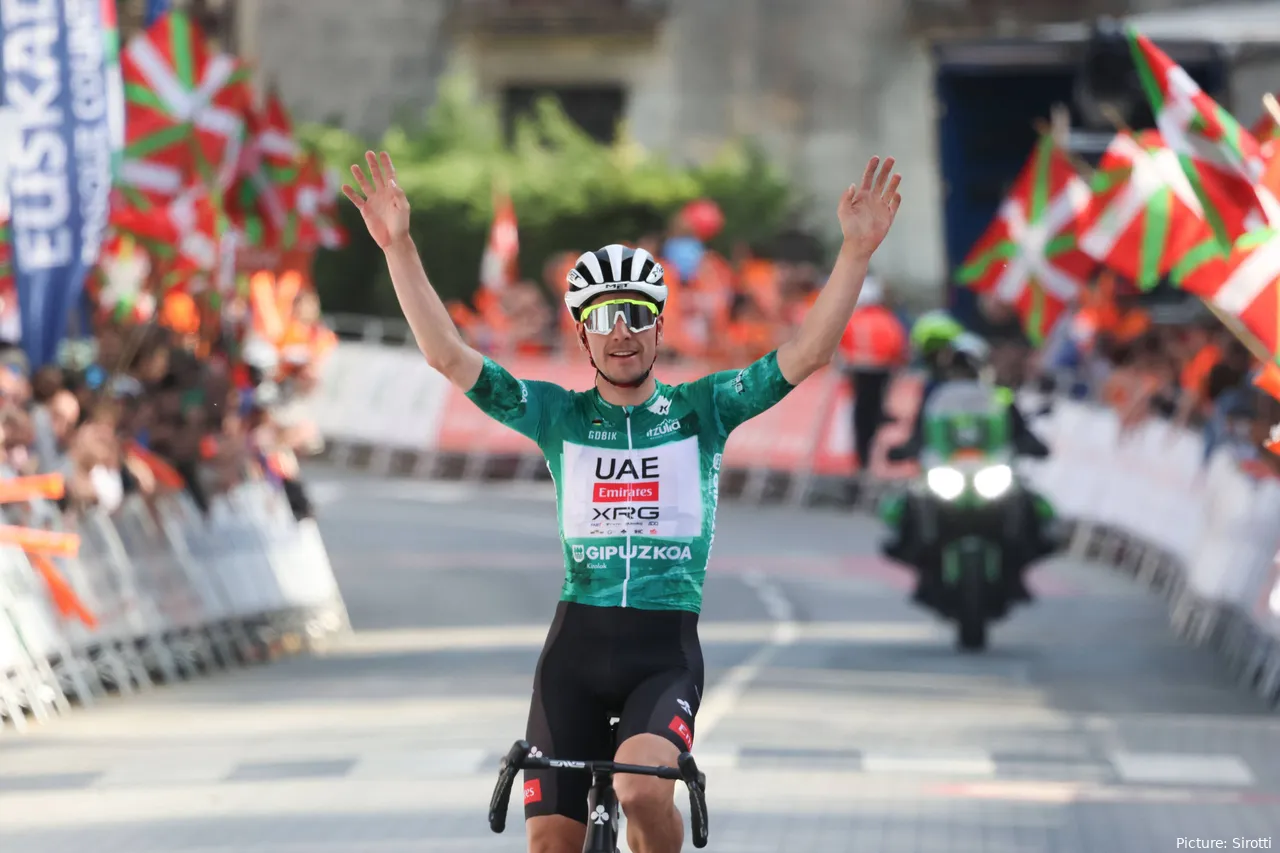 João Almeida levanta los brazos en la 4ª etapa de la Vuelta al País Vasco
