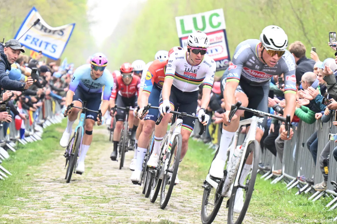Tadej Pogacar y Mathieu van der Poel en la París-Roubaix 2025