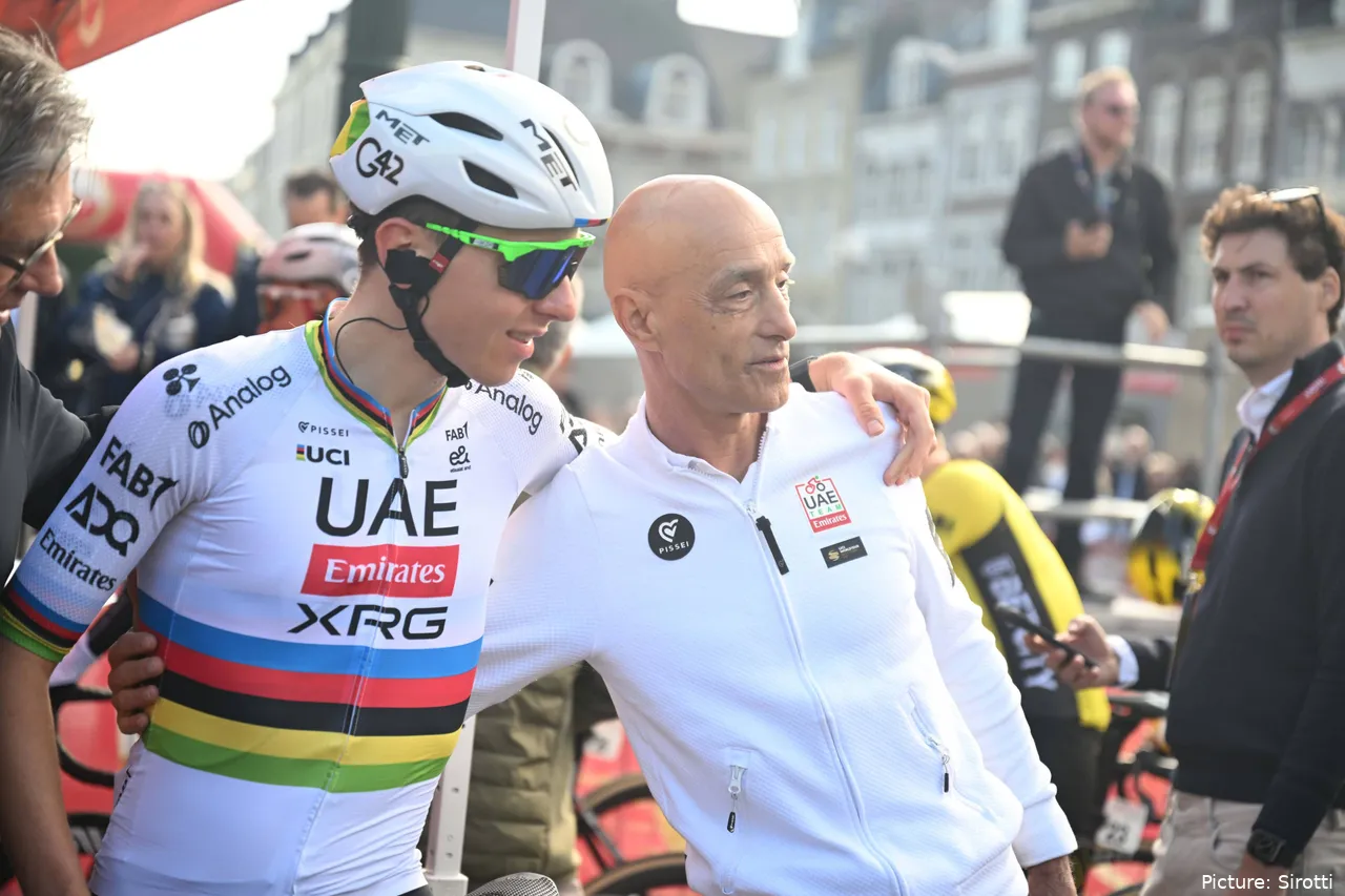 Mauro Gianetti, jefe del UAE, junto a Tadej Pogacar