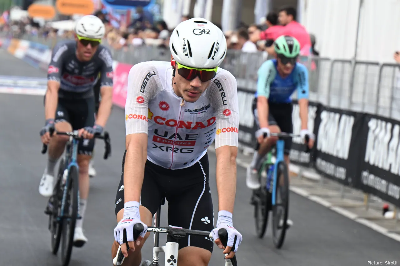 Juan Ayuso abandonó antes de tiempo el Giro de Italia 2025