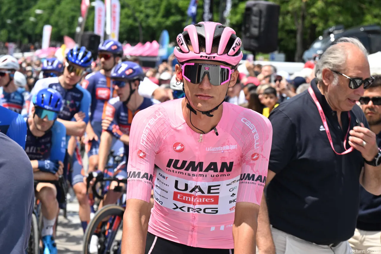 Isaac del Toro sigue siendo líder del Giro de Italia 2025 tras 15 etapas