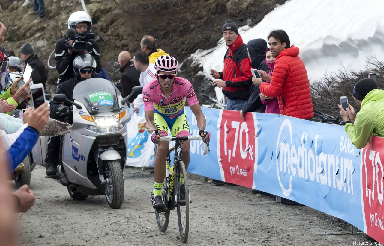 Alberto Contador, en Finestre en 2015 con la maglia rosa.&nbsp;