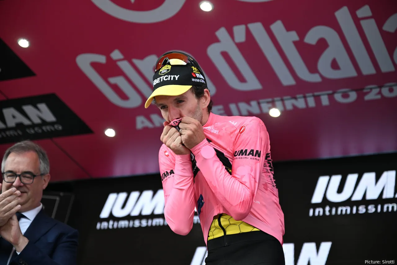 Simon Yates celebra su victoria en el Giro de Italia 2025