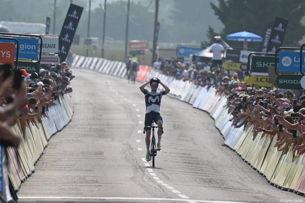 Iván Romeo, celebrando su victoria en la 3ª etapa del Critérium du Dauphiné 2025
