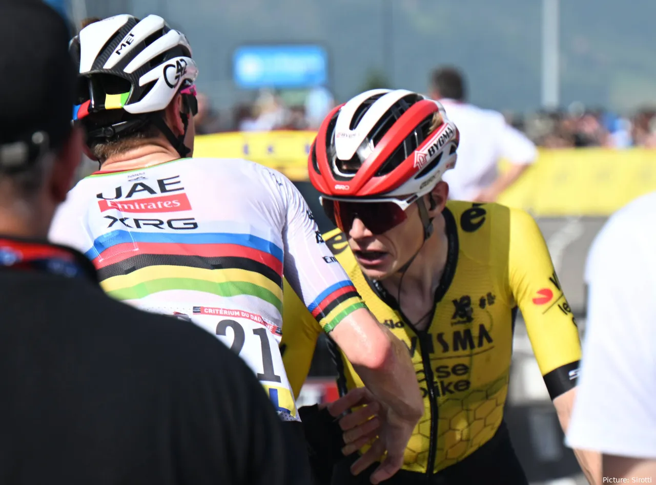 Jonas Vingegaard, muy cansado, felicita a Tadej Pogacar tras su victoria en la sexta etapa del Critérium du Dauphiné 2025
