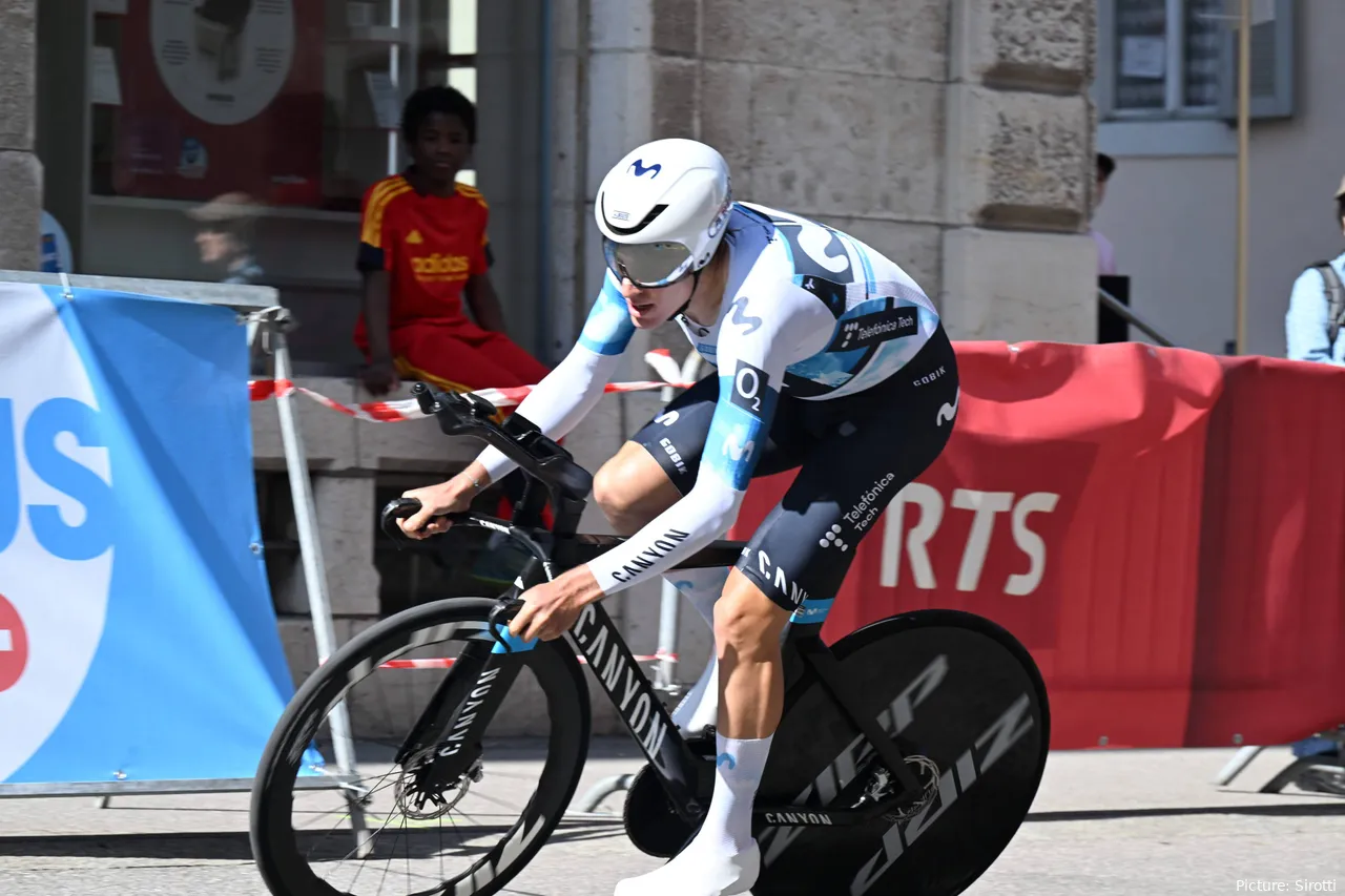 Pablo Castrillo, disputando una contrarreloj con el maillot de Movistar Team