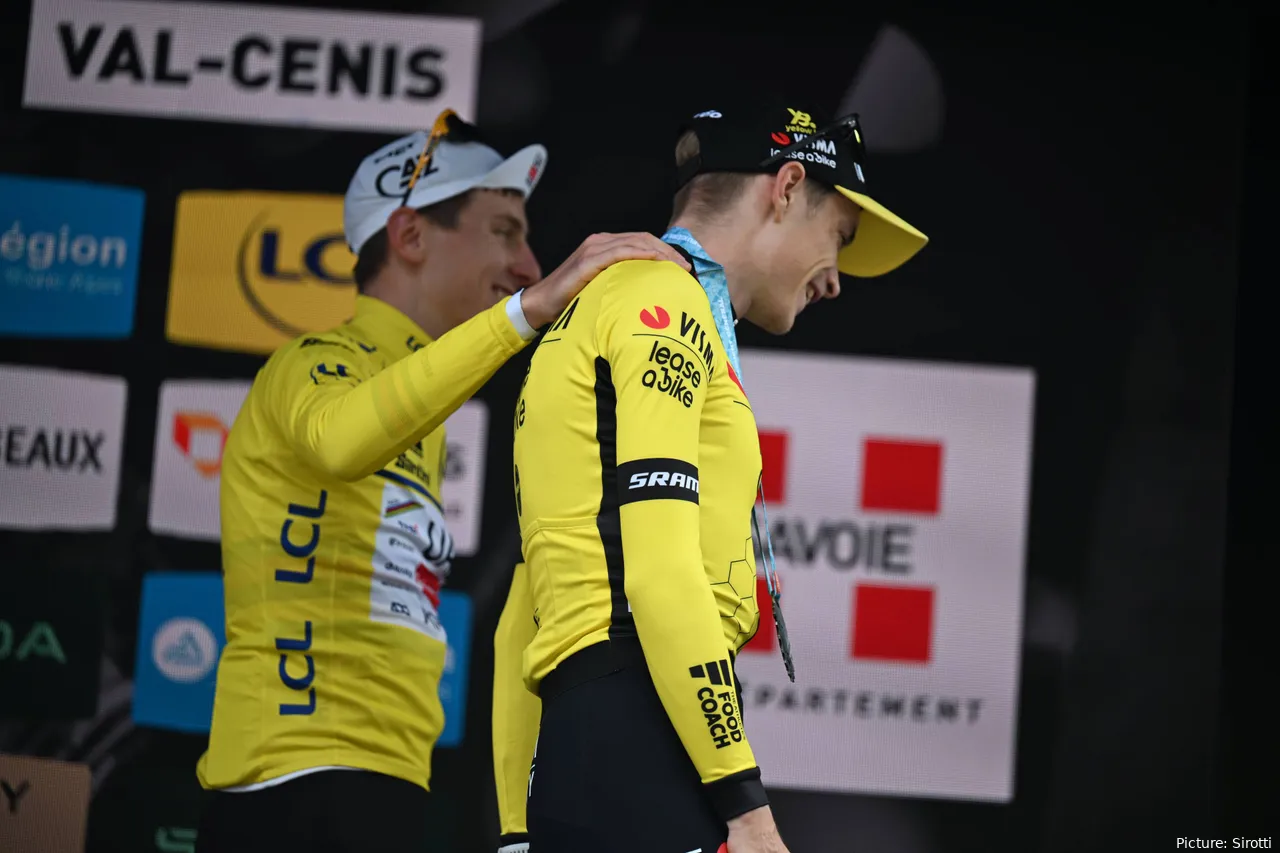 Pogacar y Vingegaard, en el podium de Dauphiné.
