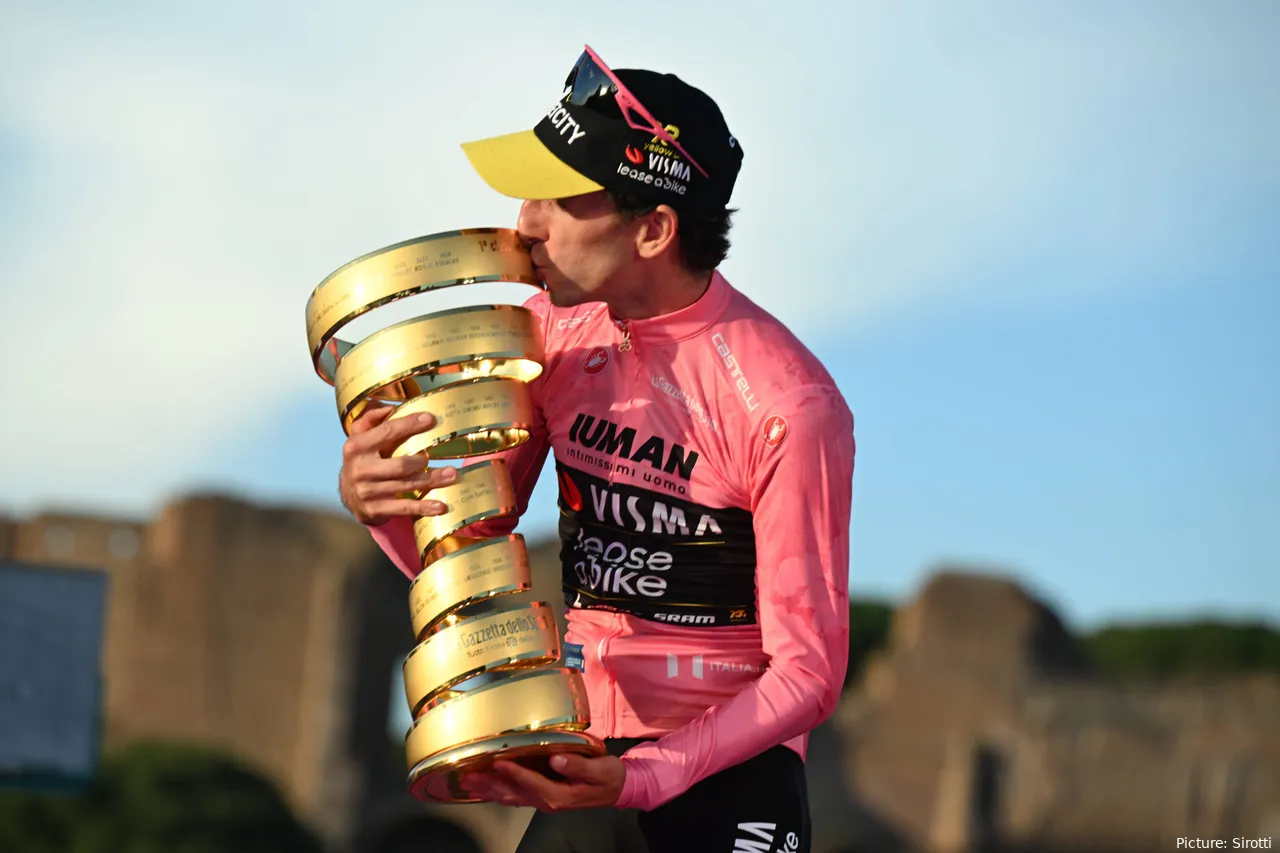 Simon Yates besa el trofeo de campeón del Giro de Italia 2025