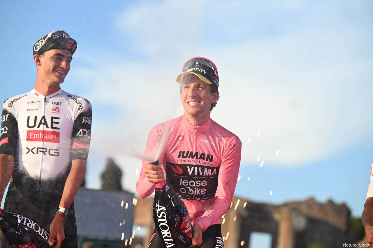 Isaac del Toro, en el podium del Giro de Italia junto a Simon Yates.&nbsp;