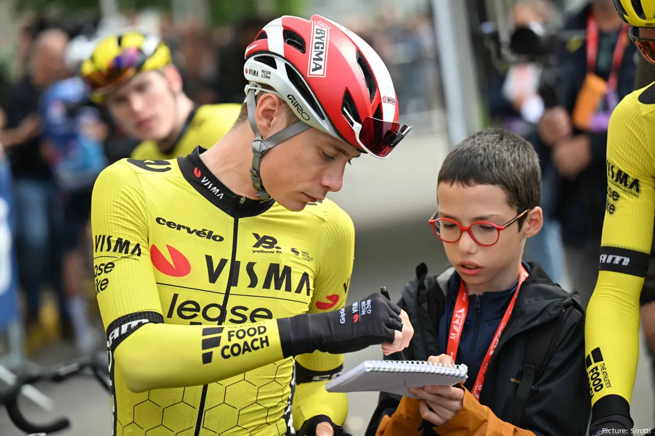 Jonas Vingegaard, firmando un autógrafo a un joven fan.&nbsp;