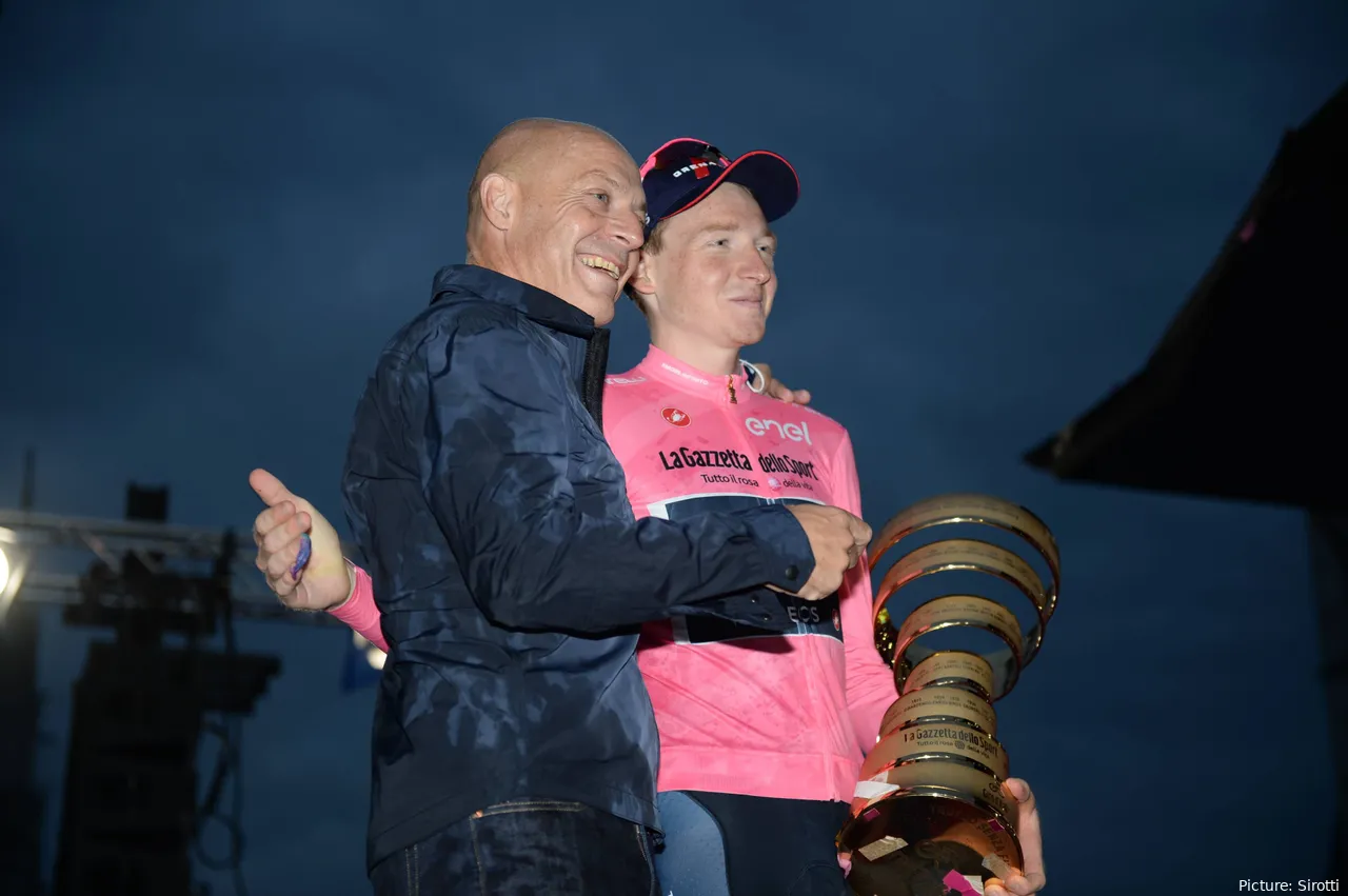 Brailsford celebra con Tao Geoghegan Hart tras ganar el Giro de Italia 2020